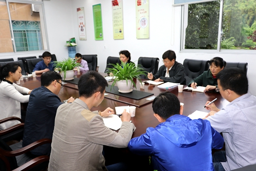 州编办开展中心组理论学习暨道德讲堂活动